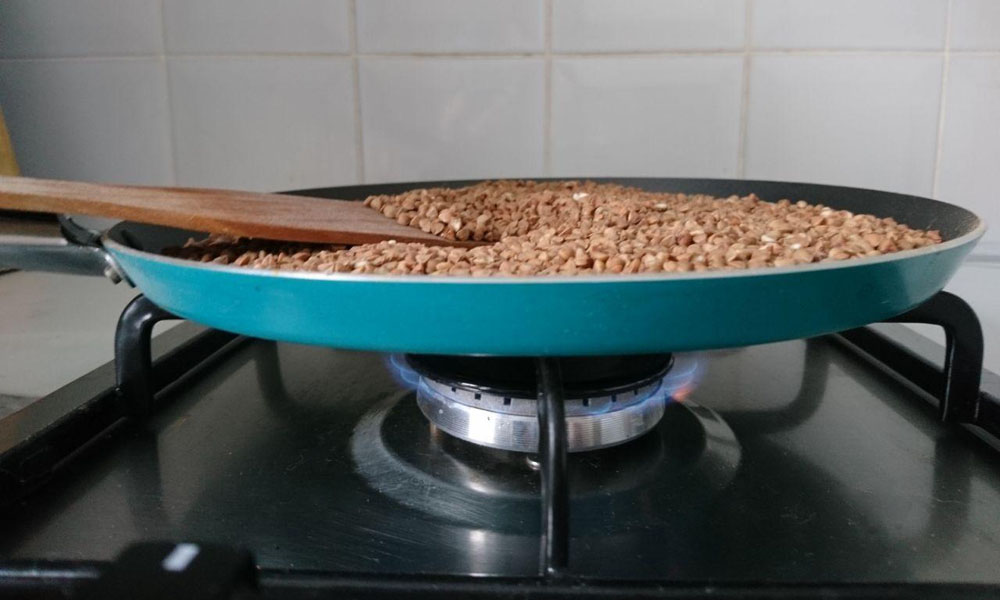 melegítse fel a serpenyőt és melegítse a hajdina
