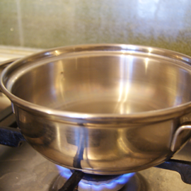 l'huile est chauffée pot en feu