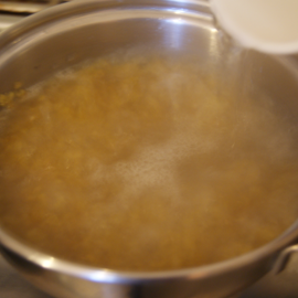 verser de l'eau pour la cuisson du boulgour boulgour dans l'eau