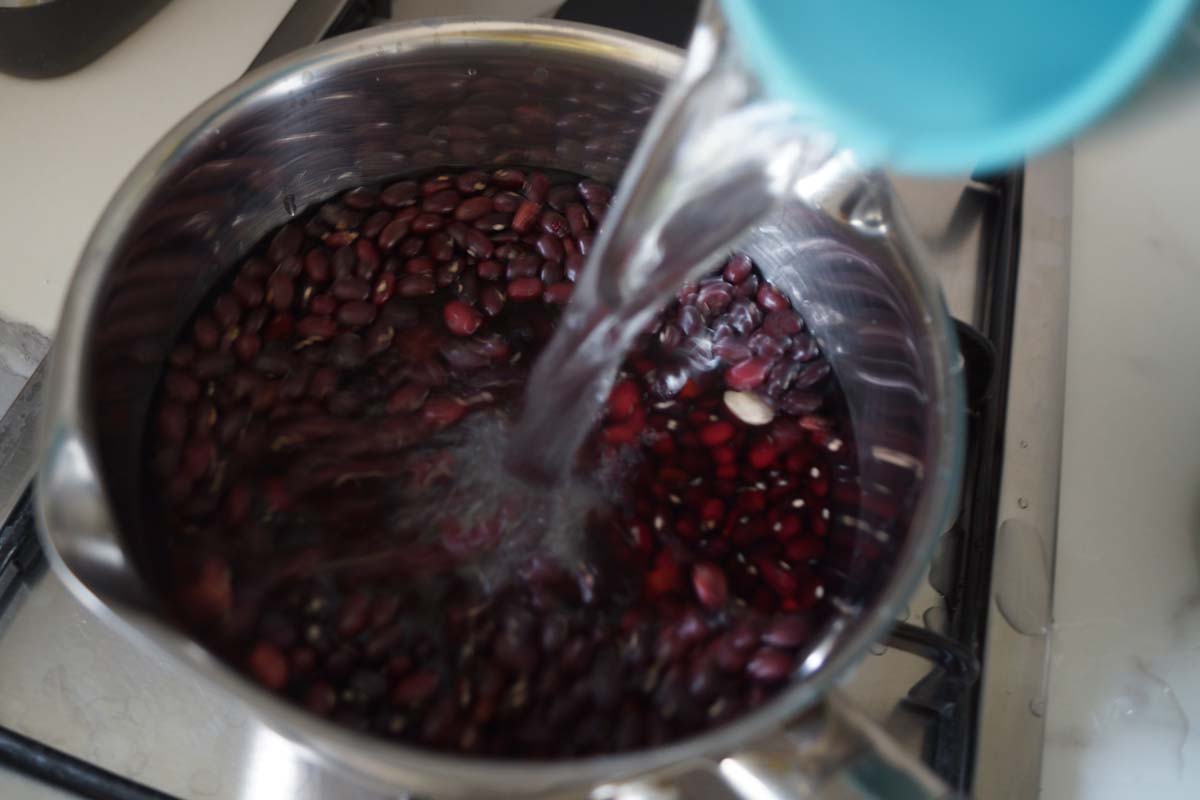 i fagioli sono immersi in acqua