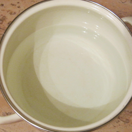 verser de l'eau dans une casserole