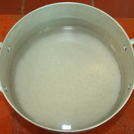 comment faire cuire verser du riz avec de l'eau dans un rapport de 3: 1