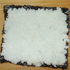 riz, disposé uniformément sur une feuille d'algue comment faire cuire mettre du riz sur une feuille d'algue