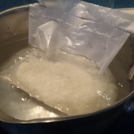 Reis in kochendem Wasser