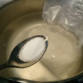 Salzwasser zum Kochen von Reis in einer Tüte