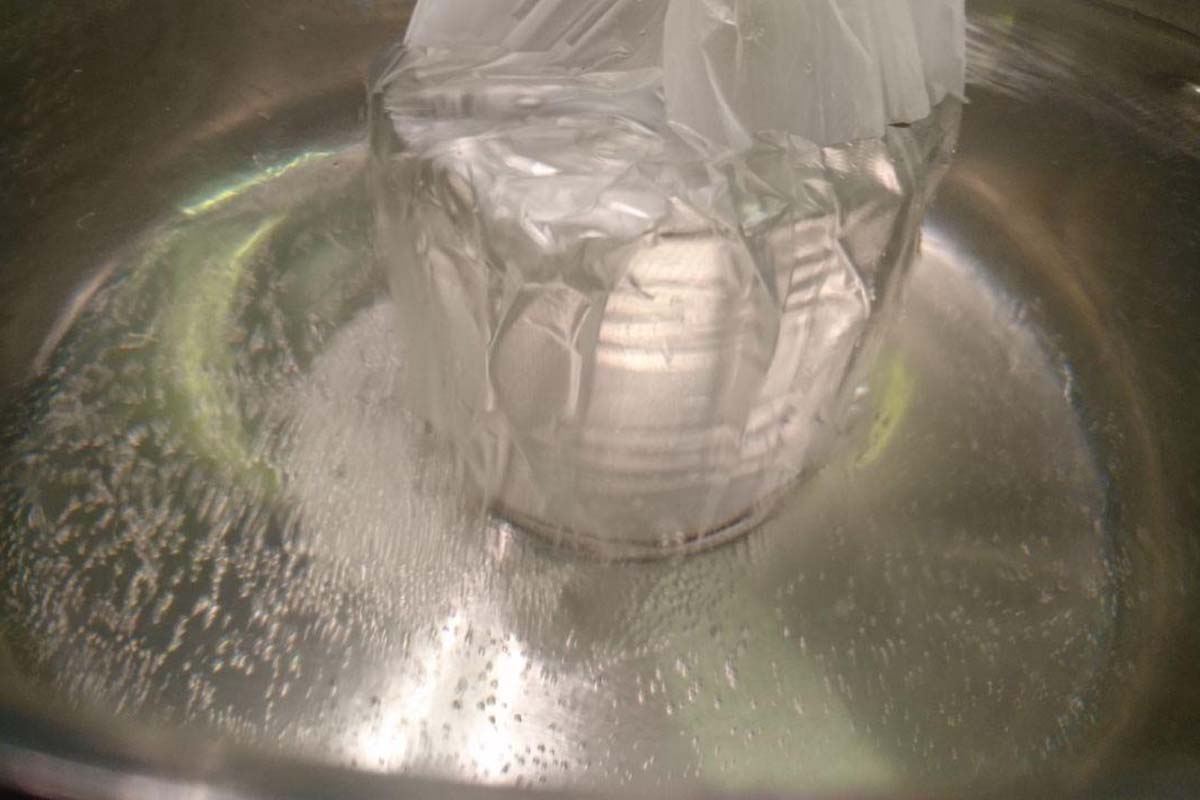 lait concentré avec de l'eau au-dessus du niveau de la canette