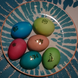 oeufs peints avec du colorant et collés oeufs teints