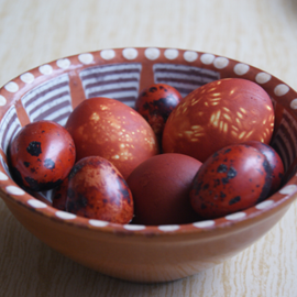 comment peindre des œufs pour Pâques dans des peaux d'oignon Oeufs de Pâques en pelure d'oignon