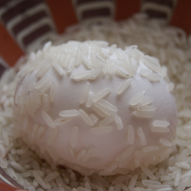 riz pour colorer les œufs oeufs mouchetés pour Pâques