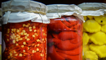tourner les boîtes de conserve sur les couvercles à vis s'il faut retourner les boîtes avec des blancs