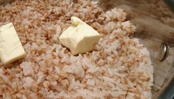 le sarrasin est cuit avec du riz sarrasin et riz ensemble