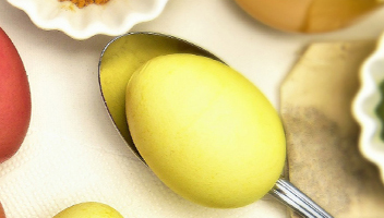 oeufs peints au curcuma oeufs peints au curcuma