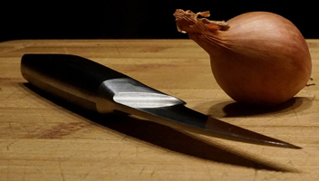 oignons et pommes de terre oignons lors de la cuisson des pommes de terre
