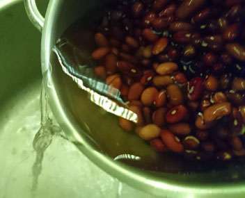 drenare l'acqua scolare i fagioli