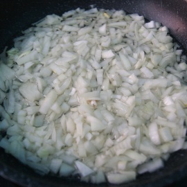 faire revenir l'oignon pour le caviar d'aubergine