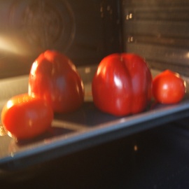 les poivrons et les tomates sont cuits au four