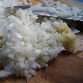 oignons pour la cuisson du lecho