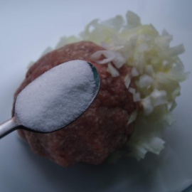 sel émincé viande hachée au sel pour les boulettes