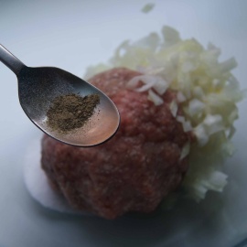 poivre dans la viande hachée poivre dans la viande hachée pour les boulettes