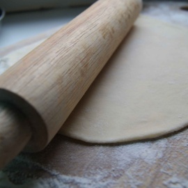 pâte pour boulettes sur la table étalez la pâte