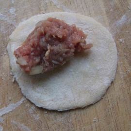 sculpter des boulettes, mettre de la viande hachée sur la pâte viande hachée sur pâte