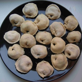 Dumplings boulettes sur une assiette