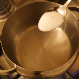 ajouter du sel et du poivre à l'eau (pour un demi-litre d'eau - 1 cuillère à café)