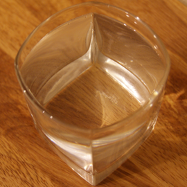 mesurer un verre d'eau