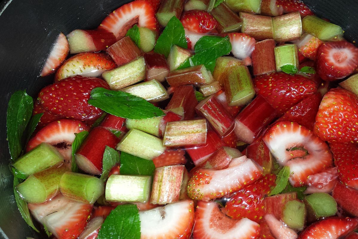 rhubarbe et fraise, menthe rhubarbe et fraises dans une casserole