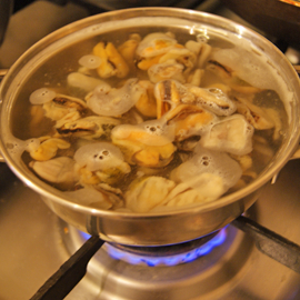 Ponga mejillones congelados en agua