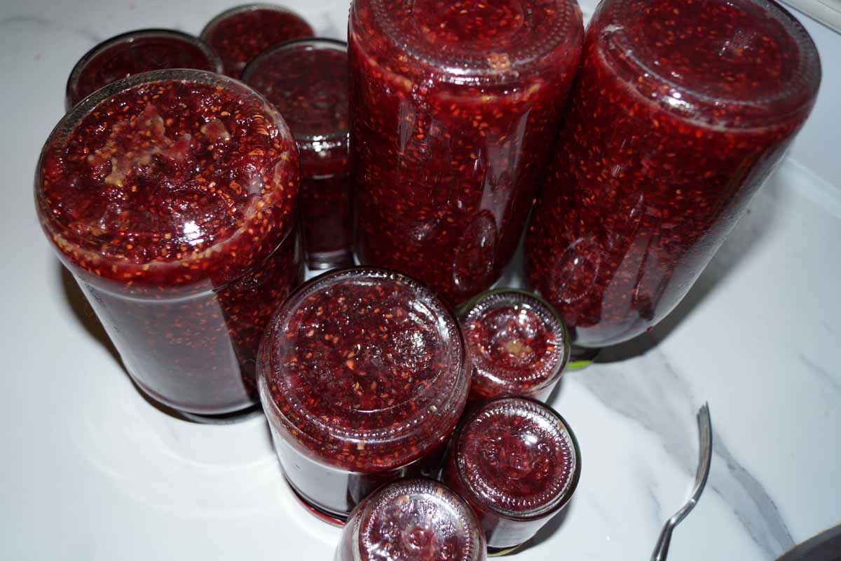 Gesamt und Ausgabe von Himbeermarmelade